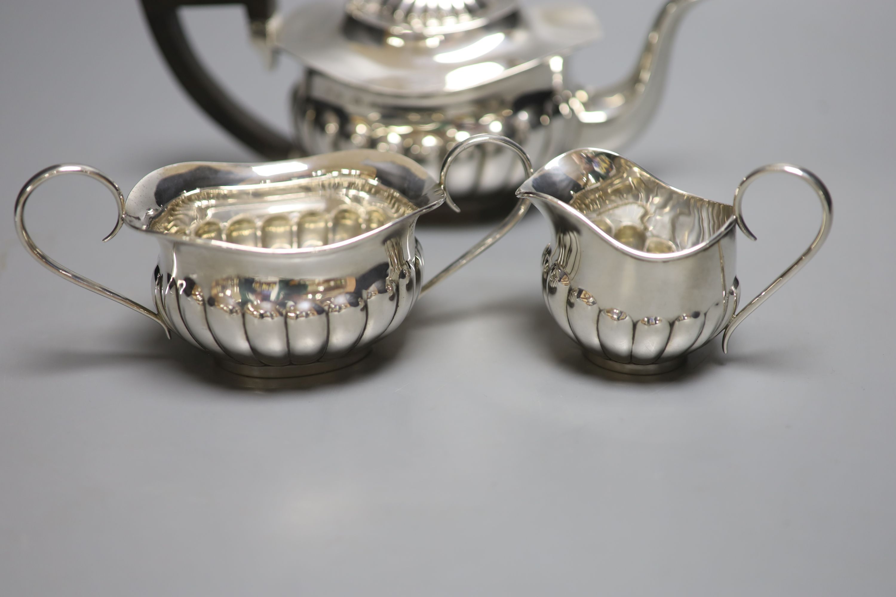 An Edwardian silver three-piece tea service, by Joseph Gloster, gross 16oz.